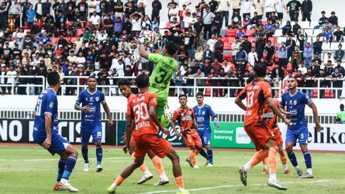 AMANKAN BOLA - Kiper Kendal Tornado FC, Tri Hamdani Goentara terbang di udara mengamankan bola dari ancaman para pemain PSIS Semarang  dalam laga kontra Kendal Tornado FC di pekan ke-18 Pegadaian Championship 2025/2026 di Stadion Jatidiri Semarang, Jumat (30/1/2026).