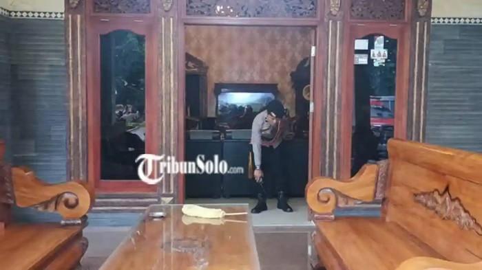 OLAH TKP - Polisi melakukan olah tempat kejadian perkara di rumah warga yang diduga dirampok pada Kamis (29/1/2026). Satu orang anak diketahui meninggal.