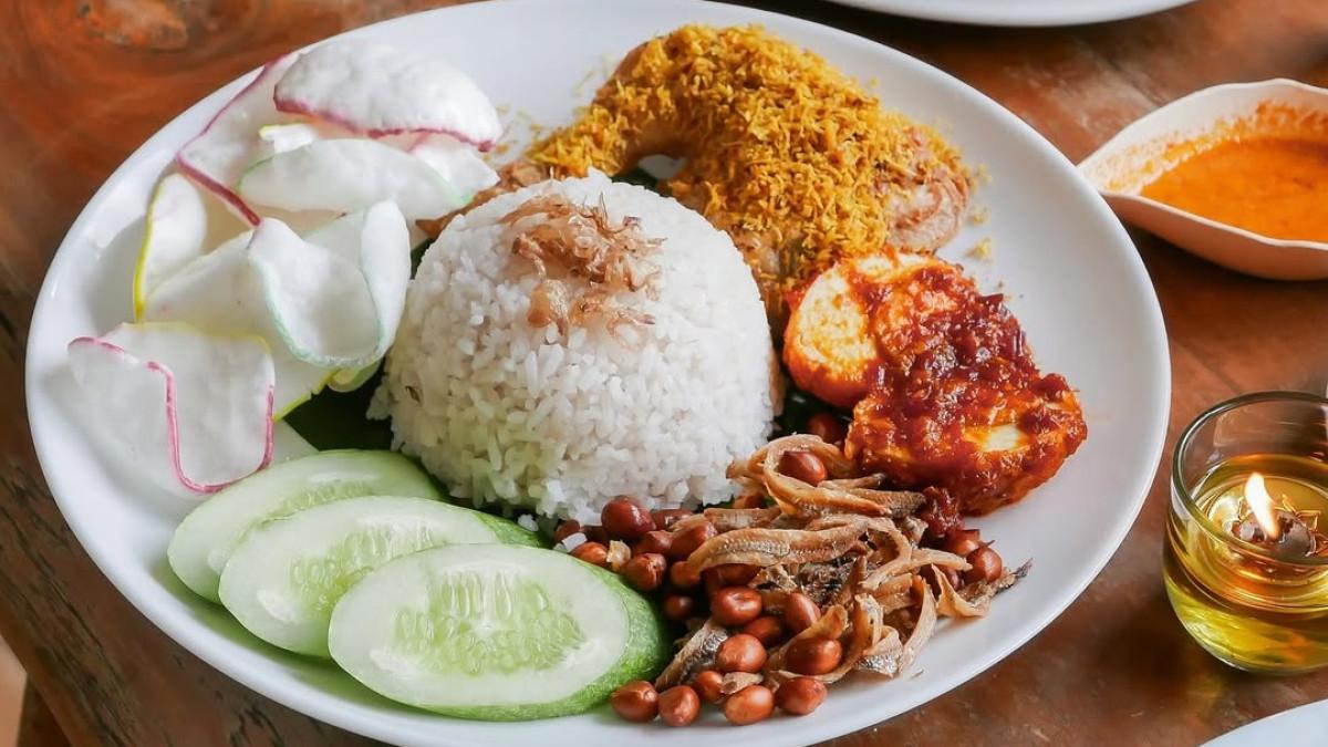 Warung Saco Khas Betawi, satu tempat makan siang enak dekat Kebun Binatang Ragunan Jakarta.