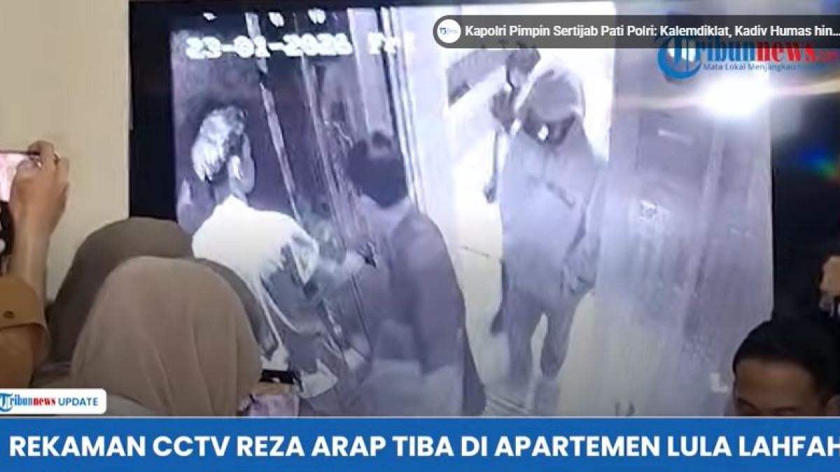 REKAMAN CCTV - Rekaman CCTV saat Reza Arap tiba di apartemen Lula Lahfah bersama tim dokter.