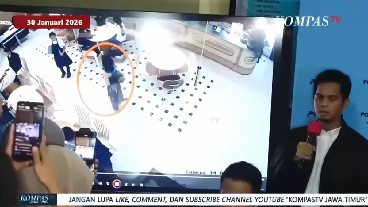 CCTV LULA LAHFAH - Capture YouTube Kompas TV memperlihatkan CCTV Lula Lahfah ketika datang ke sebuah kafe