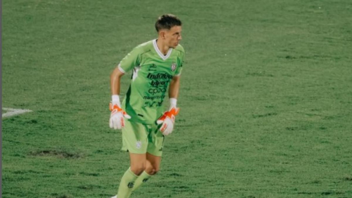 KIPER BALI UNITED - Aksi Kiper Bali United Mike Hauptmeijer saat debut melawan Persik Kediri di kandang, Minggu (10/8/2025)
