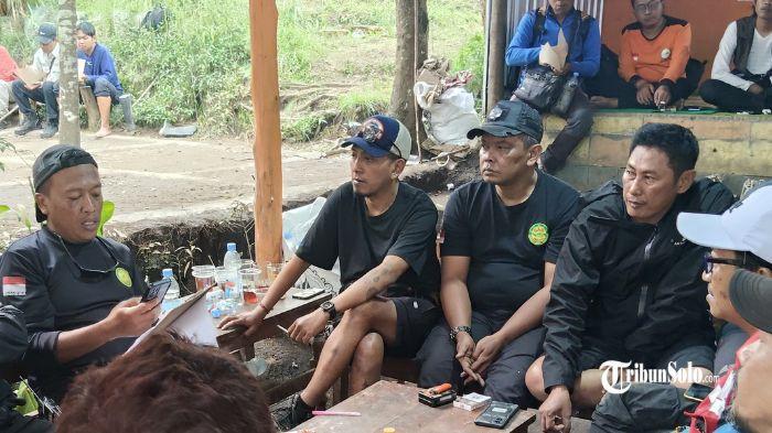 MASIH NIHIL - Suasana basecamp Mongkrang pada operasi pencarian SAR (Opsar) suvirvor Yazid Ahmad Firdaus (26), pemuda asal Desa Gawanan, Kecamatan Colomadu, Kabupaten Karanganyar yang hilang di Bukit Mongkrang, Kecamatan Tawangmangu, Kabupaten Karanganyar, di hari ke-11, Kamis (29/1/2026). Hingga saat ini, tim SAR belum berhasil menemukan tubuh korban, meskipun ditemukan petunjuk baru selama pencarian.