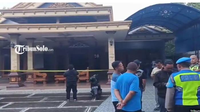 OLAH TKP - Polisi melakukan olah tempat kejadian perkara di rumah warga yang diduga dirampok di Pengkol, Karanggede, Boyolali pada Kamis (29/1/2026). Satu orang anak diketahui meninggal akibat perampokan tersebut. 