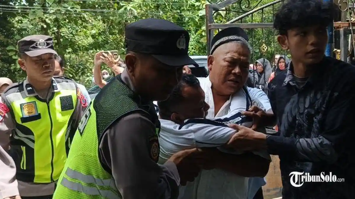 ISAK TANGIS - Tangis Purwanto, ayah korban, pecah saat tiba di rumah duka pada Jumat (30/1/2026) . Polisi berhasil menangkap A (30), terduga pelaku perampokan sadis yang menewaskan anak bos sate kambing asal Boyolali, Jawa Tengah.