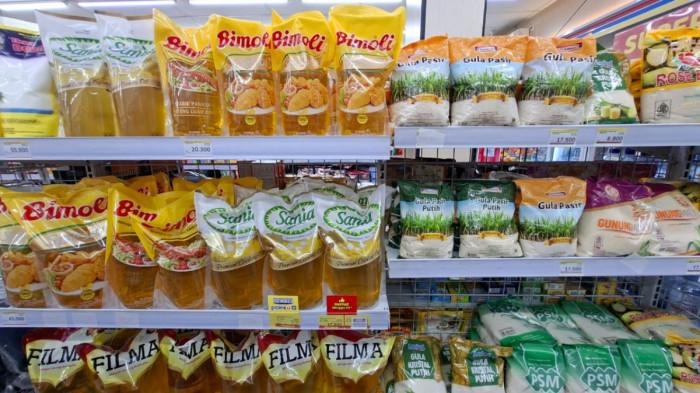 PROMO - Barisan produk minyak goreng berbagai merk di Indomaret Fresh Baturan Indah, Colomadu, Karanganyar Jawa Tengah pada Senin 26 Januari 2026.