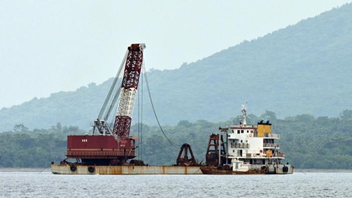 PENGANGKATAN - Tongkang bercakar yang akan mengangkat bangkai KMP Tunu Pratama Jaya. Seorang jenazah ditemukan saat proses pengangkatan bangkai.