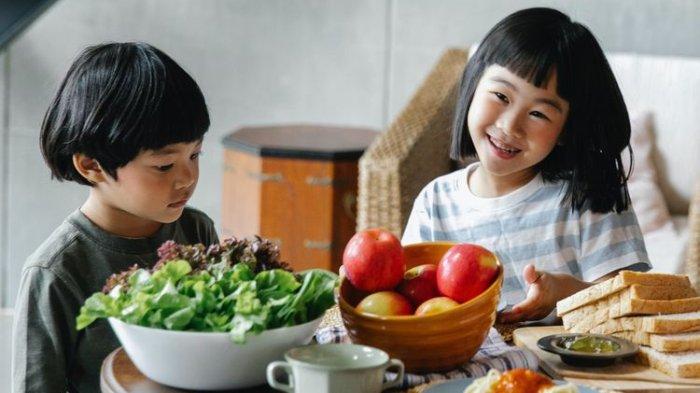 Ilustrasi anak yang mengonsumsi makanan bergizi, berikut penjelasan dokter spesialis gizi mengenai gizi seimbang pada anak