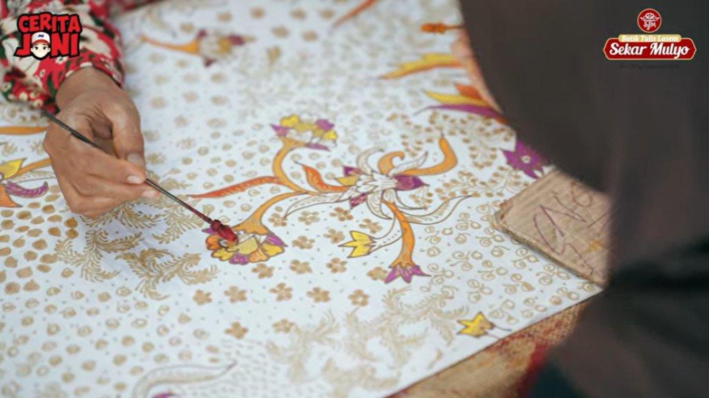 Proses membuat batik lasem sekarmulyo, Rembang, Jawa Tengah.