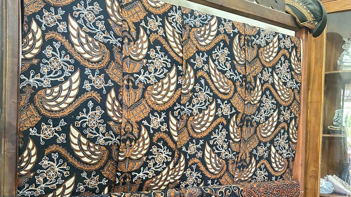 Batik Tulis Girilayu Mengekspresikan Kreativitas dan Identitas Budaya.