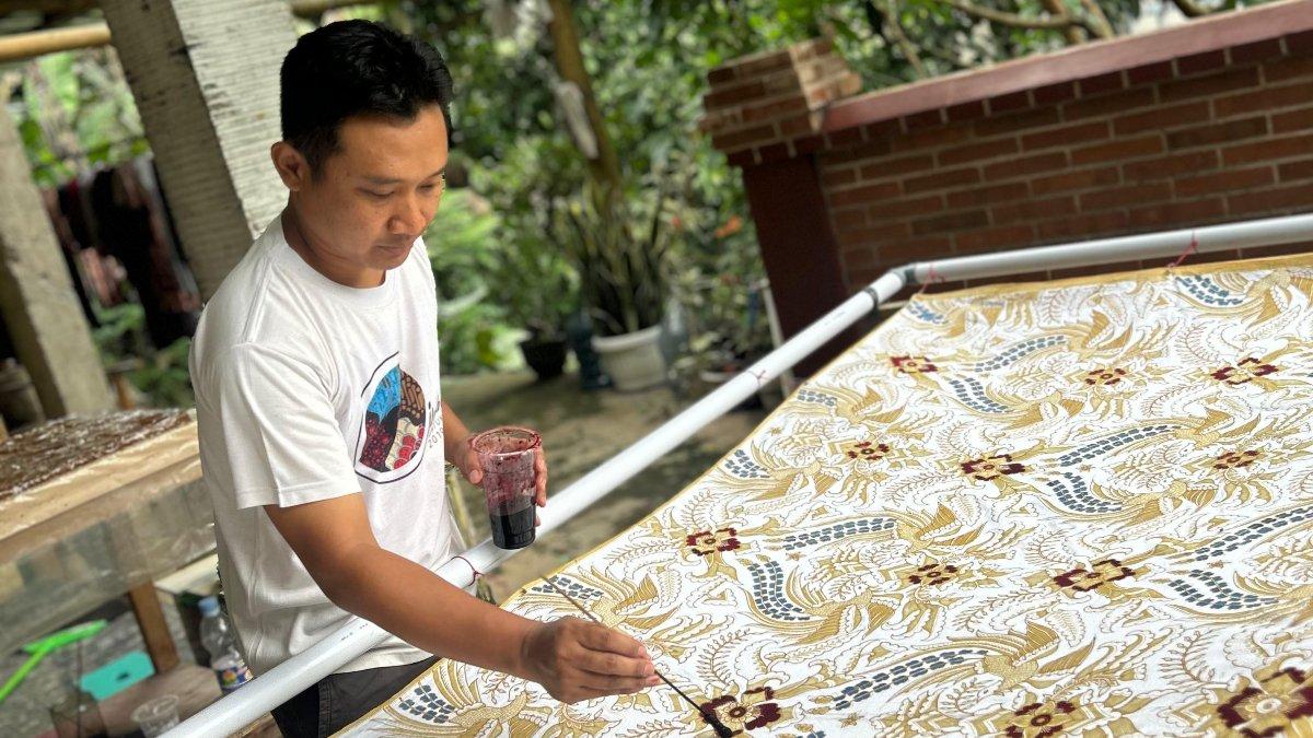 Proses Pembuatan Batik Tulis Girilayu Membutuhkan Waktu, Keterampilan, dan Kesabaran.
