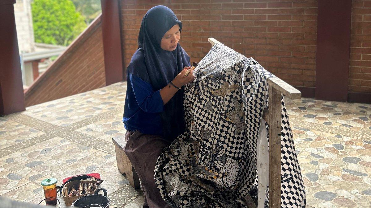 Proses pembuatan Batik Tulis Girilayu