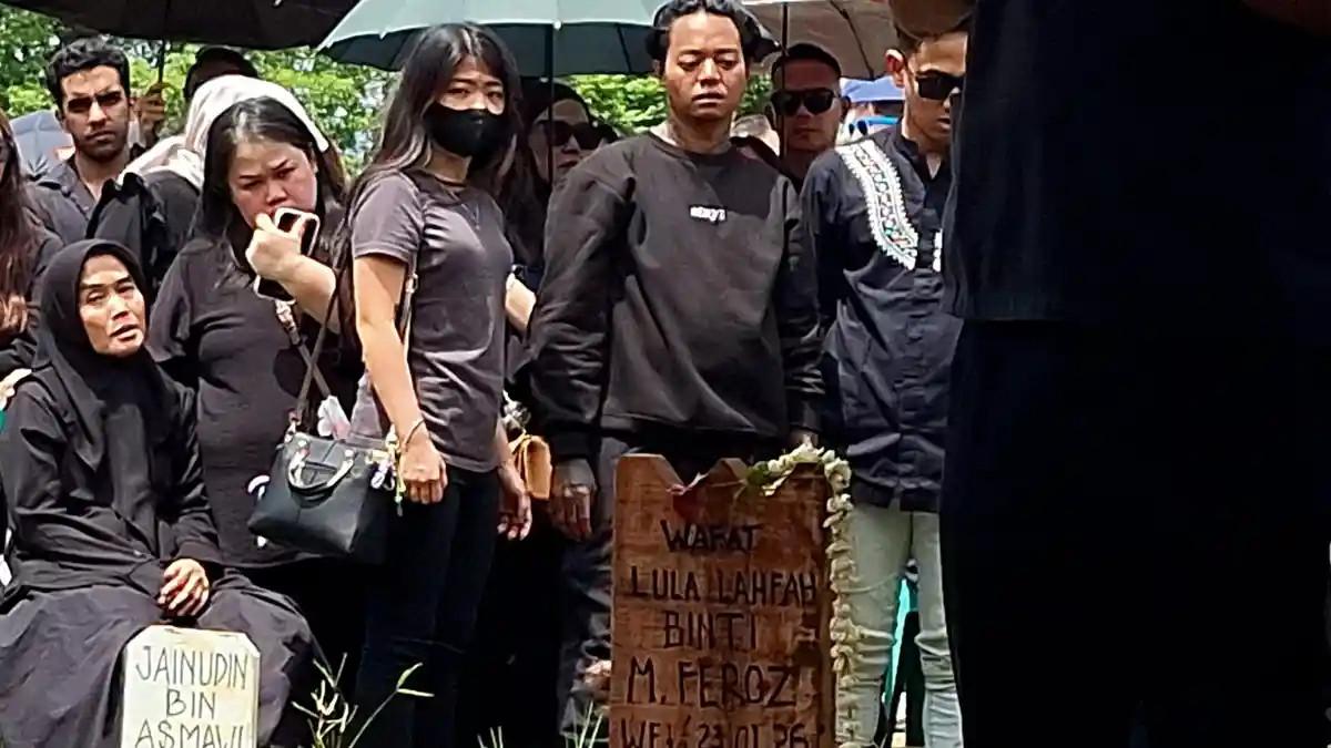 WUJUDKAN MIMPI LULA - Reza Arap saat pemakaman kekasihnya Lula Lahfah, beberapa waktu lalu di TPU Rawa Terate, Cakung, Jakarta Timur, Kamis (29/1/2026).