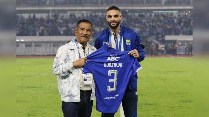 PEMAIN BARU - Persib Bandung memperkenalkan pemain baru asal Prancis Layvin Kurzawa di Stadion GBLA, Minggu (25/1/2025) malam. Kurzawa tampak didampingi Manajer Persib H Umuh Muchtar.