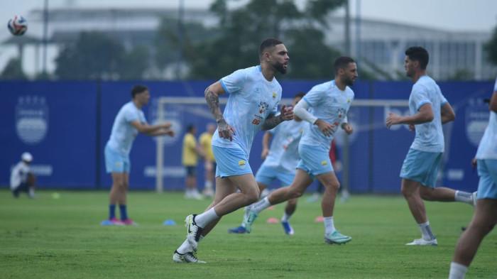 Pemain anyar PERSIB, Layvin Kurzawa sudah berlatih bersama pada sesi latihan pagi di Lapangan Pendamping Gelora Bandung Lautan Api, Rabu, 28 Januari 2026. Kurzawa diumumkan sebagai pemain PERSIB usai pertandingan melawan PSBS Biak di Stadion Gelora Bandung Lautan Api (GBLA), Minggu, 25 Januari 2026.