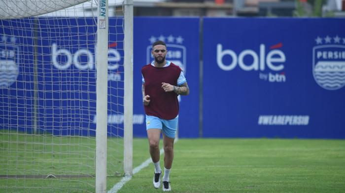 LATIHAN PERDANA - Pemain anyar Persib Bandung, Layvin Kurzawa saat berlatih pertama kali di lapangan pendamping Stadion GBLA, Rabu (28/1/2026).