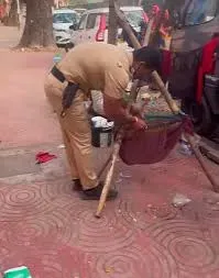 mumbai police officer kind act khar footpath