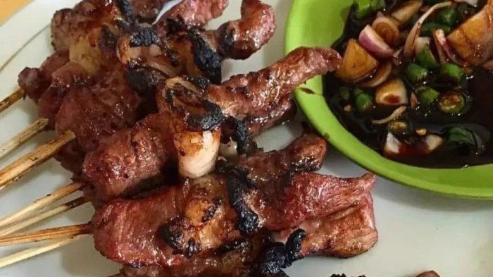 Seporsi menu sate di warung Sate Hadori Bandung, Jawa Barat.