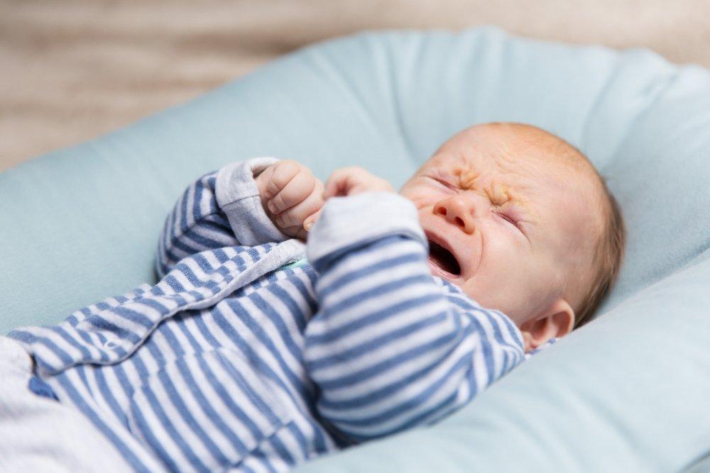 ilustrasi bayi menangis karena sariawan, berikut cara atasi sariawan pada bayi tanpa gunakan obat