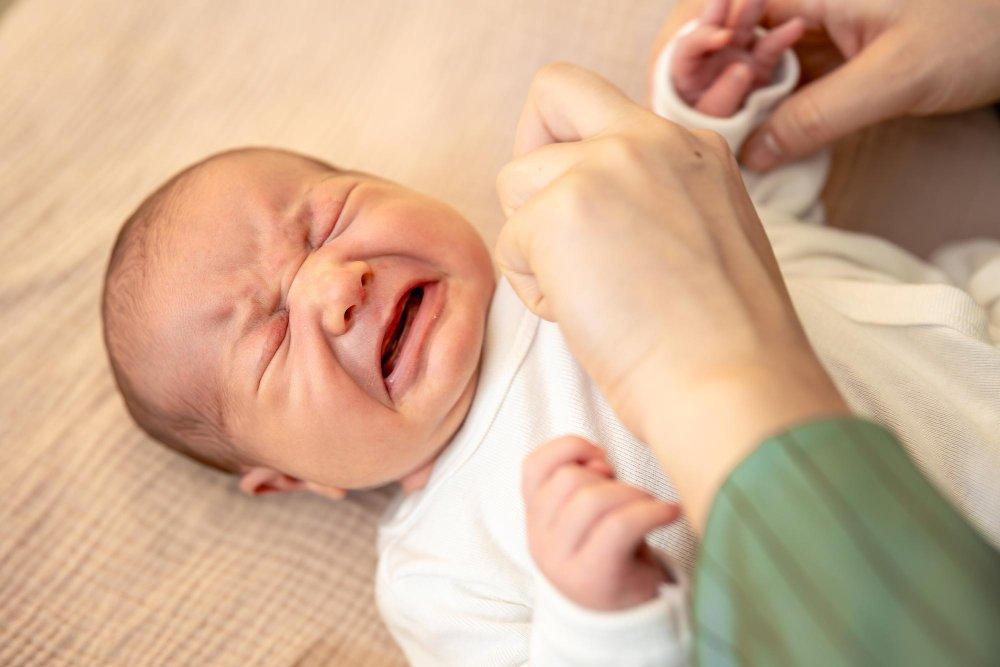 ilustrasi bayi menangis karena sariawan, berikut cara atasi sariawan pada bayi tanpa gunakan obat