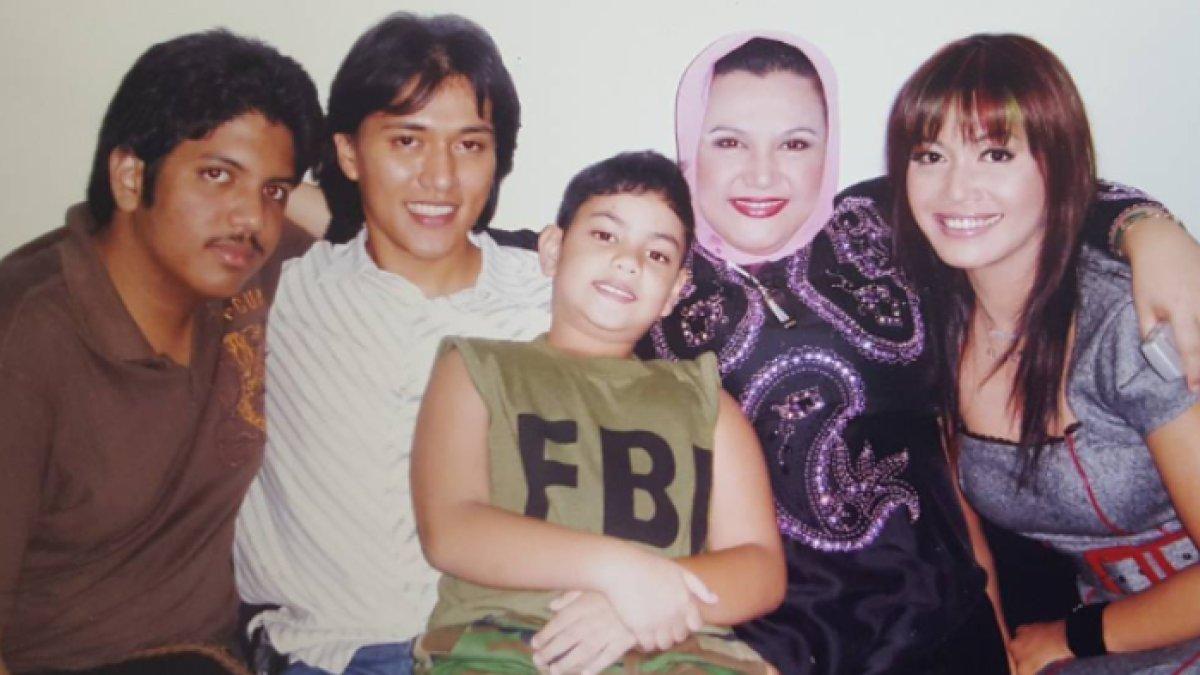 ANAK EMILIA CONTESSA - Potret Emilia Contessa bersama keempat anaknya yang diambil dari Instagram pribadinya pada Sabtu, 1 Februari 2025.