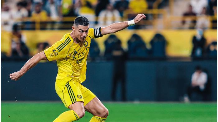TENDANGAN CR7 - Aksi Cristiano Ronaldo saat membela Al Nassr menghadapi Al Feiha di Liga Arab Saudi, Minggu (2/11/2025).