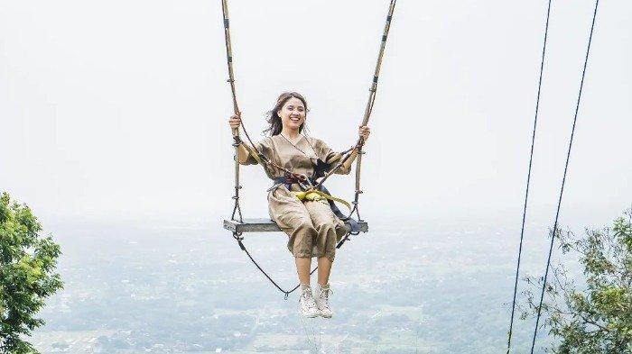 Wahana single swings di Obelix Hills