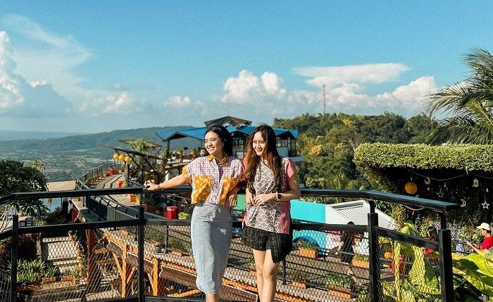 Wisatawan berswafoto di Heha Sky View, Gunungkidul, Jogja.