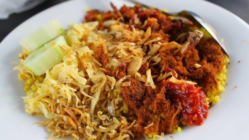 Ilustrasi seporsi Nasi Kuning Pungkur 216 yang cocok menjadi pilihan kuliner malam di Bandung.