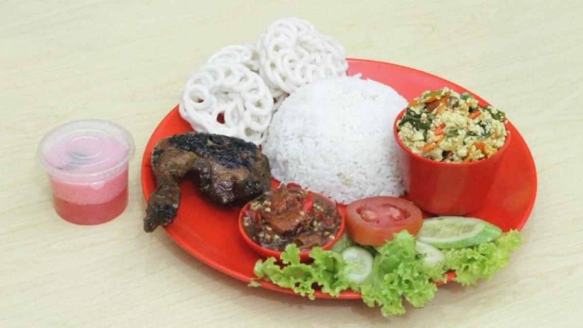 Menu makanan di Zona Merah (Zomer) Sukajadi Bandung, Jawa Barat.