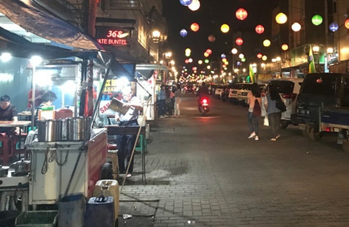 Suasana Cibadak Culinary Night Bandung yang ramai pedagang.