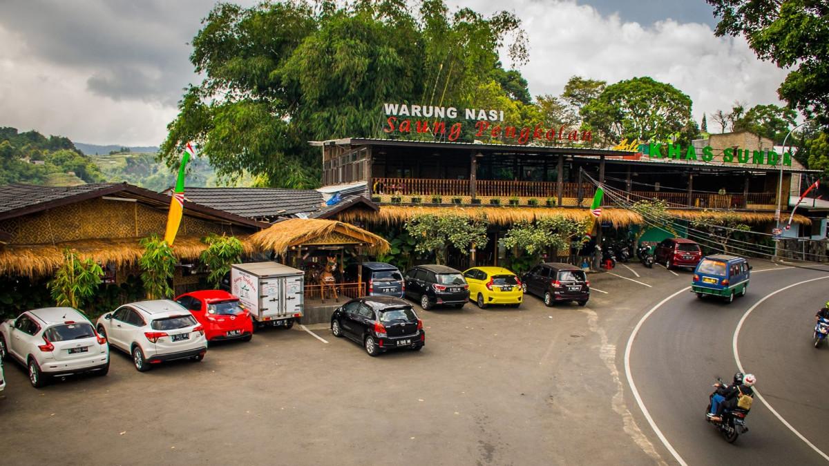 Saung Pengkolan 1, satu tempat makan siang di Lembang Bandung Barat dengan pemandangan bagus.