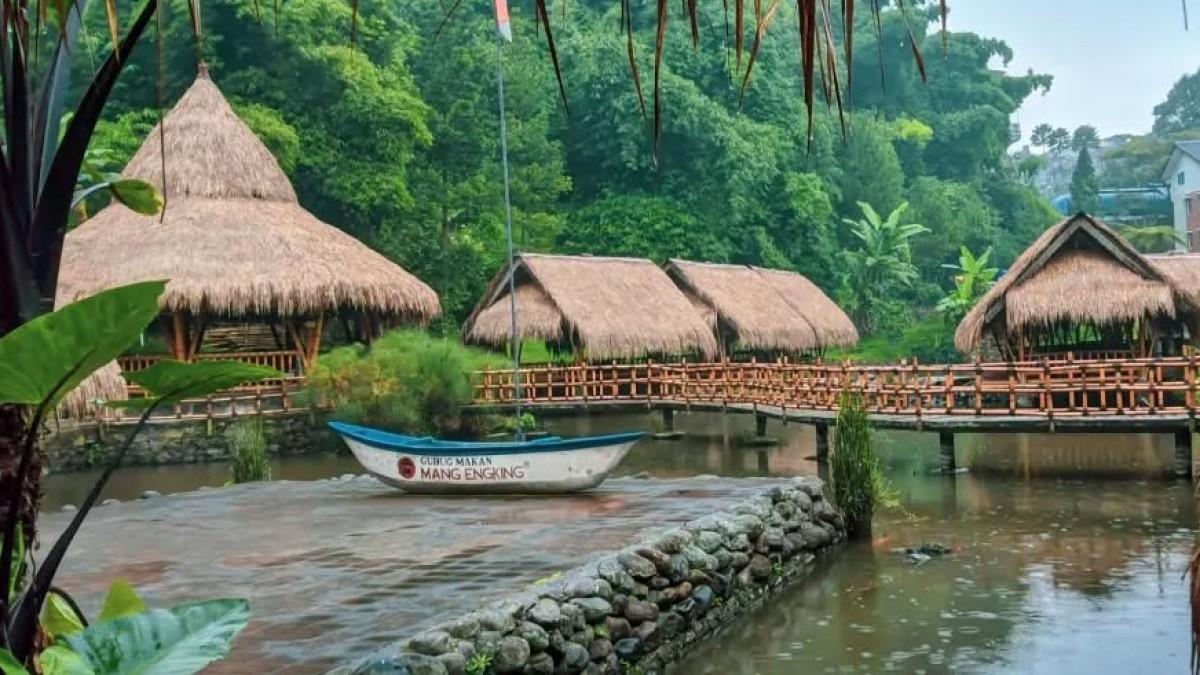 Gubug Makan Mang Engking Lembang, satu tempat makan siang di Lembang Bandung Barat dengan pemandangan bagus.