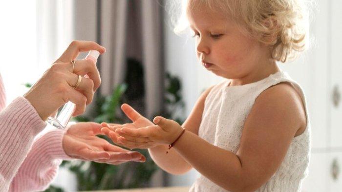 Ilustrasi anak menggunakan parfum, berikut ini rekomendasi parfum anak yang memiliki wangi segar dan tahan lama