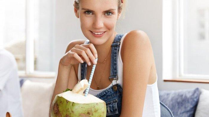 Ilustrasi minum air kelapa, berikut ini manfaat minum air kelapa untuk meningkatkan imunitas
