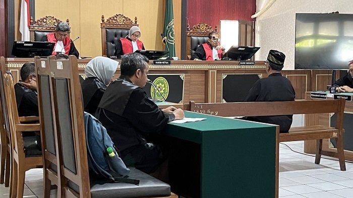 SIDANG VONIS: Terdakwa perkara Tipikor penyalahgunaan TKD Tegaltirto, Berbah, Sleman saat menjalani sidang putusan, Selasa (3/2/2026)