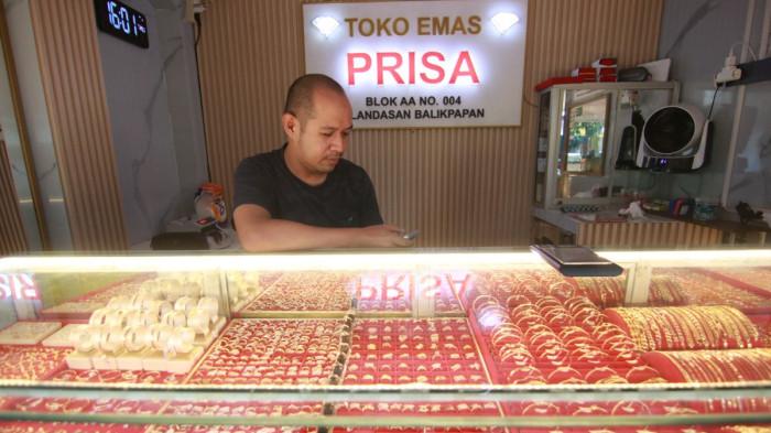 RAMAI JUAL EMAS - Kenaikan harga emas yang terjadi dalam beberapa waktu terakhir berdampak langsung pada aktivitas jual beli di sejumlah toko emas di Balikpapan. Salah satunya dirasakan Toko Emas Prisia yang berlokasi di Blok AA Nomor 4, Klandasan, Balikpapan Kota. (TRIBUNKALTIM.CO/DWI ARDIANTO‎)