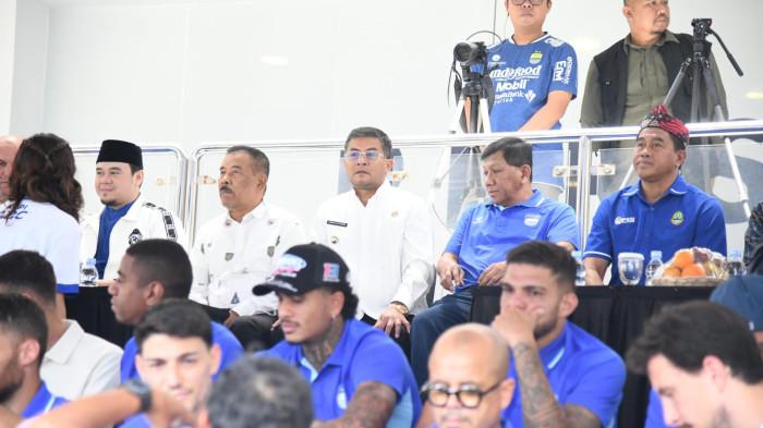 DOA BERSAMA - Menjelang datangnya bulan suci Ramadan 1447 H, sekaligus menatap putaran kedua Super League 2025/26 dan AFC Champions League Two 2025/26, PERSIB menggelar doa bersama di Gelora Bandung Lautan Api (GBLA), Selasa, 3 Februari 2026. Turut hadir Wakil Gubernur Jawa Barat Erwan Setiawan, Komisaris sekaligus Manajer PERSIB, Umuh Muchtar, serta Komisaris PT PERSIB Bandung Bermartabat, Kuswara S. Taryono.