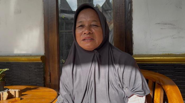 PEMAKAMAN ISTRI JENDERAL HOEGENG - Nani wanita paruh baya yang bertugas merawat makam eks Kapolri Jenderal Polisi (Purn) Hoegeng Iman Santoso di Taman Pemakaman Giri Tama, Desa Tonjong, Kecamatan Tajurhalang, Kabupaten Bogor, Rabu (4/2/2026).