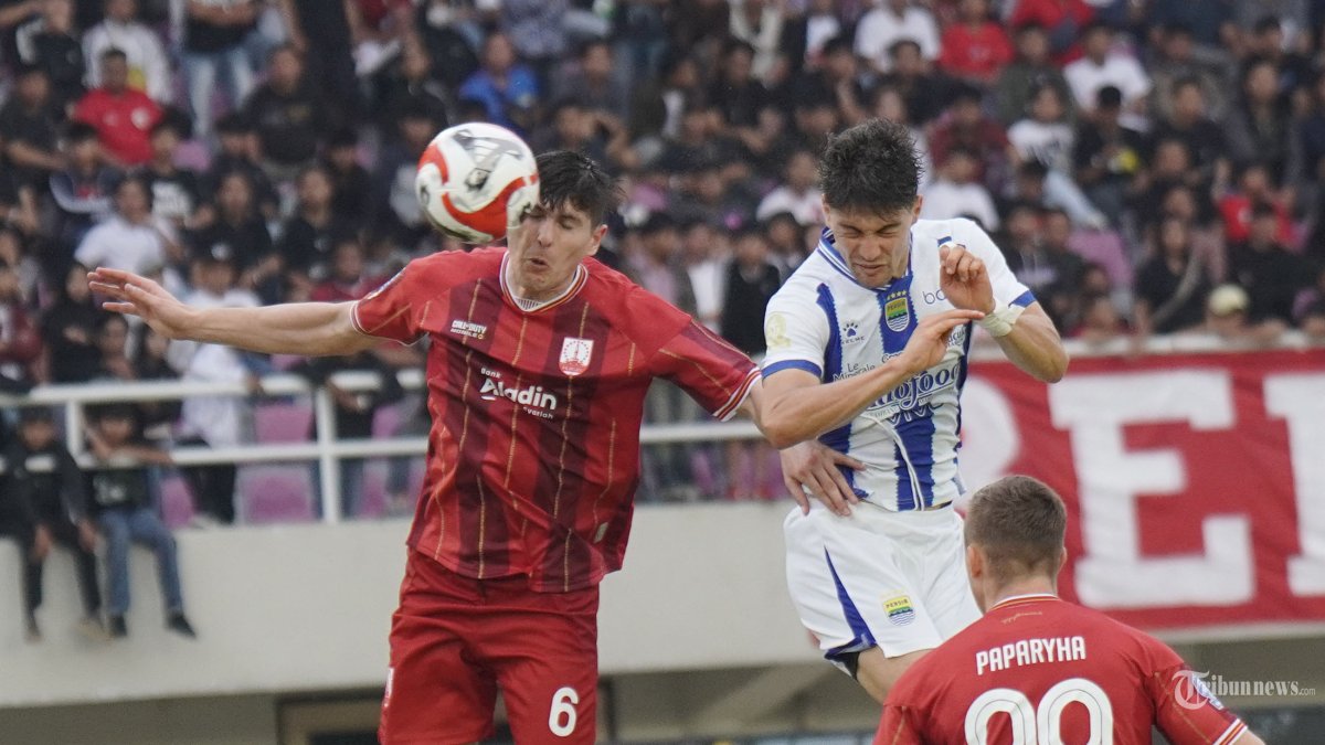 BERDUEL UDARA - Pesepak bola Persib Bandung, Federico Barba (kanan) berduel udara dengan pesepak bola Persis Solo, Luka Domancic (kiri) dalam matchday 19 Super League di Stadion Manahan, Solo, Sabtu (31/1/2026) sore. Persib Bandung menang tipis atas Persis dengan skor 1-0 berkat gol Andrew Jung pada menit ke-39. TribunSolo/Muhammad Nursina