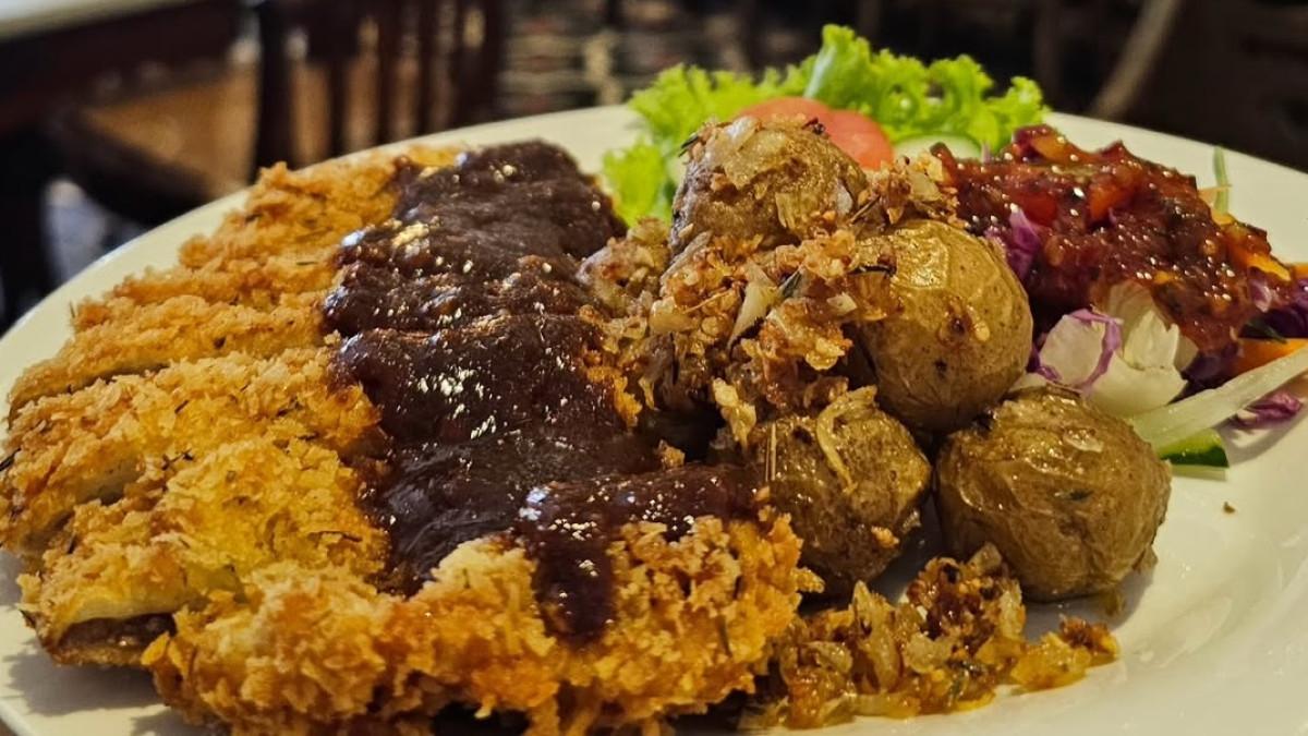 Braga Art Cafe, satu tempat makan siang di Braga Bandung yang kerap menjadi favorit pekerja kantoran.
