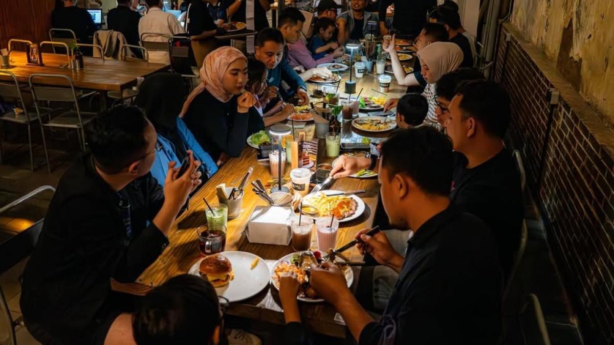 Fork, satu tempat makan siang di Braga Bandung yang kerap menjadi favorit pekerja kantoran.