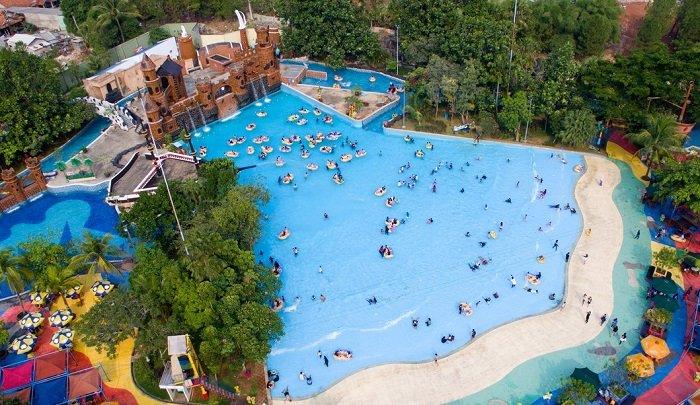 WISATA TANGERANG - Potret wahana kolam di Ocean Park BSD, Tangerang, Banten dari ketinggian, Senin (17/2/2025).