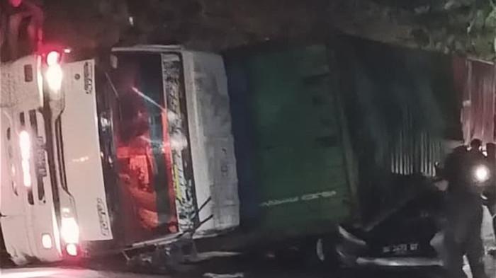 KECELAKAAN TRAGIS - Sebuah Toyota Agya dengan plat nomor Sulawesi barat DC 1471 GT tertimpa kontainer yang terguling di ruas Jl Pangkep - Barru tepatnya di di ruas jalan Mandalle, Pangkajene Kepulauan, Sulawesi Selatan, Rabu (4/2/2026), sekitar pukul 22.00 Wita malam.