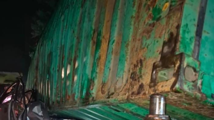 KECELAKAAN TRAGIS - Sebuah Toyota Agya dengan plat nomor Sulawesi barat DC 1471 GT tertimpa kontainer yang terguling di ruas Jl Pangkep - Barru tepatnya di di ruas jalan Mandalle, Pangkajene Kepulauan, Sulawesi Selatan, Rabu (4/2/2026), sekitar pukul 22.00 Wita malam.