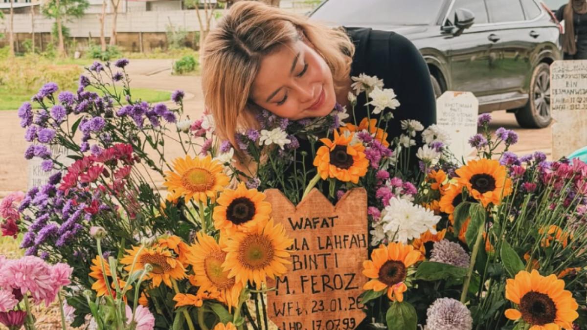 KEMATIAN LULA LAHFAH - Kedatangan Awkarin bukan sekadar menabur bunga, di hadapan makam Lula, Ia menyampaikan permintaan maaf yang selama ini tersimpan