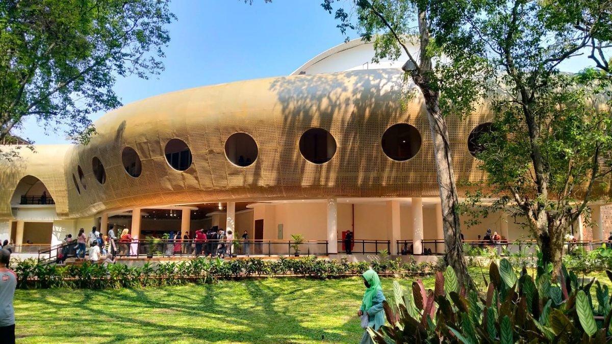 WISATA SOLO - Bangunan baru gedung pertunjukan di Taman Balekambang Kota Solo, Jawa Tengah, Kamis (25/7/2024). Taman Balekambang kini memiliki wajah baru yang lebih menarik.