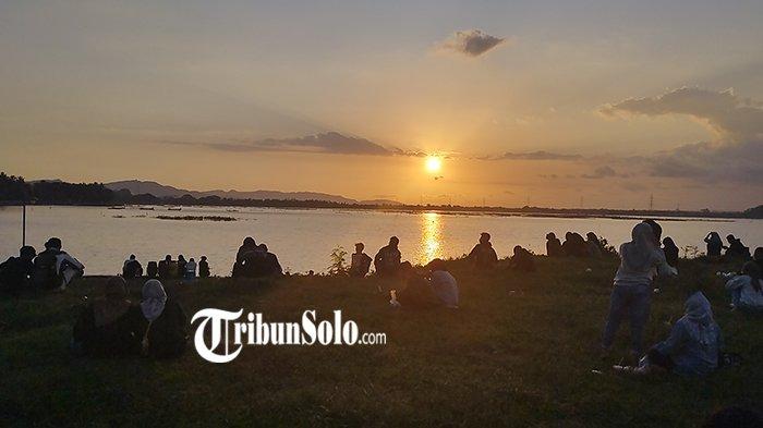 Warga tengah menikmati sunset di Rowo Jombor, Desa Krakitan, Kecamatan Bayat, Klaten.