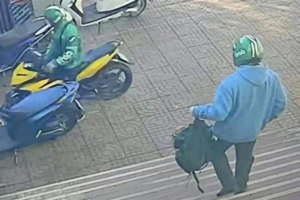 The suspect took the bag of money and went to his accomplice's waiting motorbike. Photo cut from video