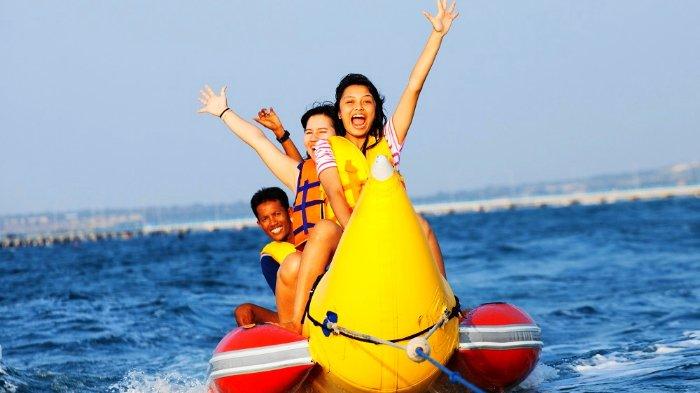 Banana Boat di Pengunjung tengah menikmati wahana di Wisata Bahari Lamongan (WBL), Jawa Timur.Lamongan